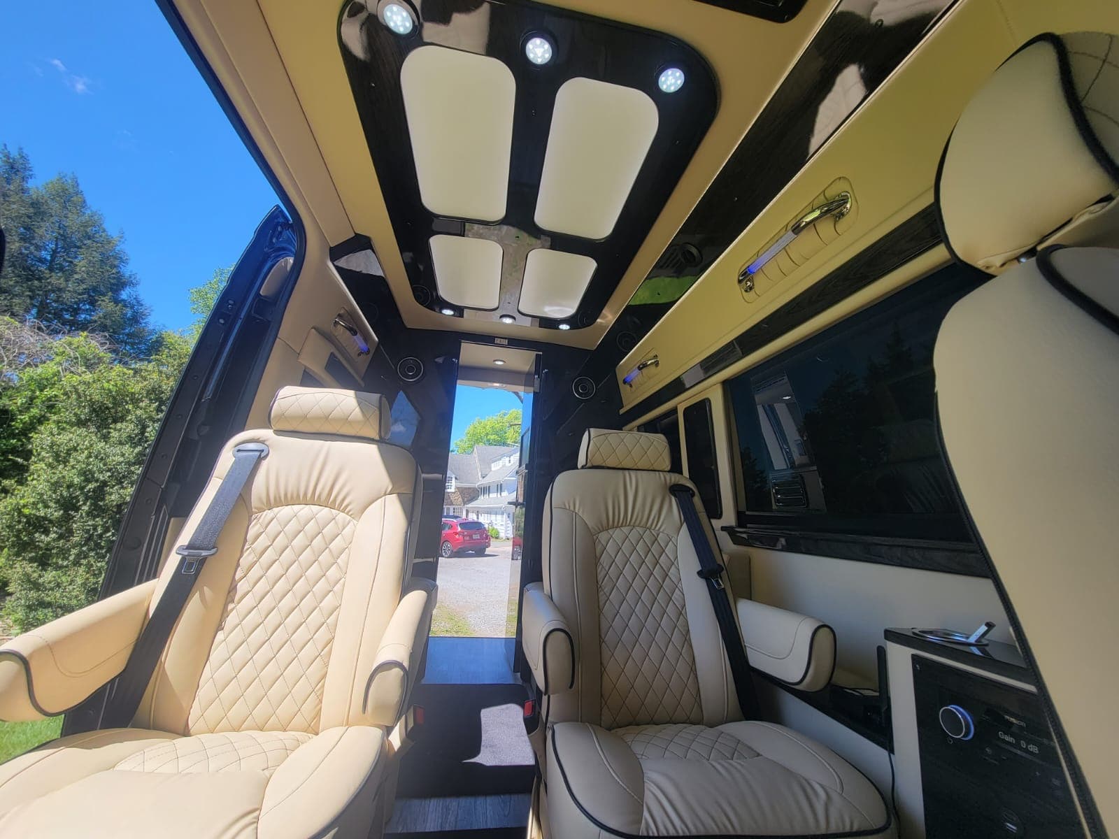 Luna gallery image 3